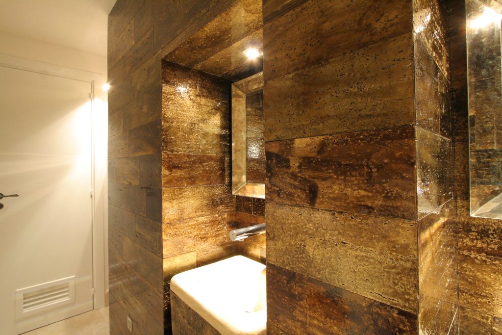 Rivestimento laqué brown travertino con foglia oro Le_Chianche (Monopoli) 02